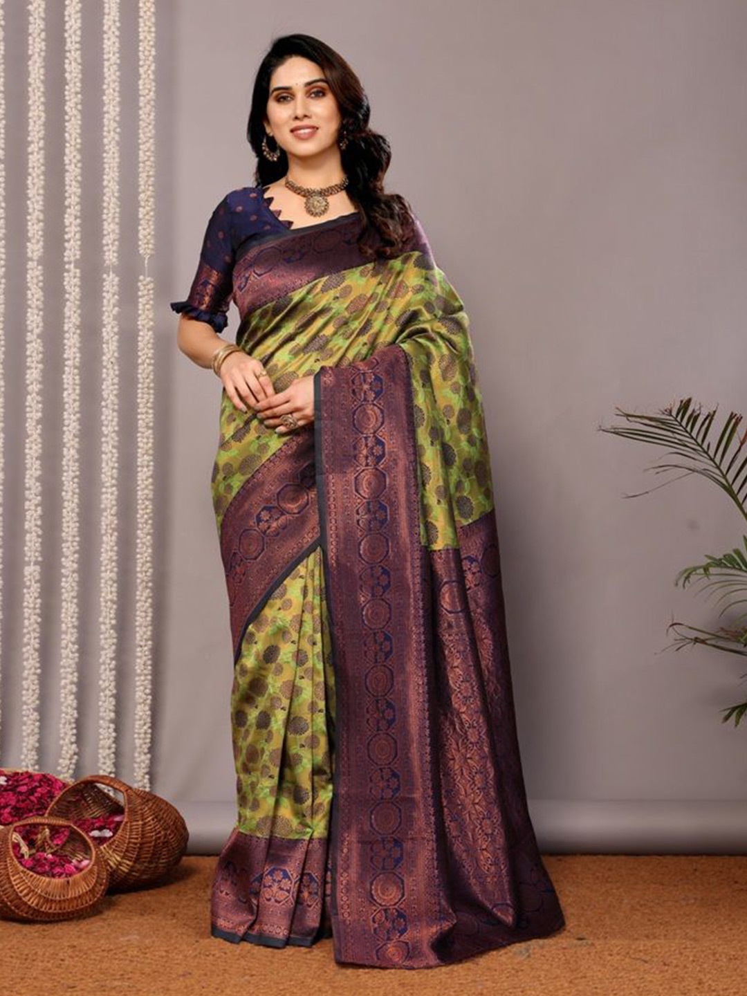 

RASVRITI Ethnic Motifs Woven Design Banarasi Saree, Green