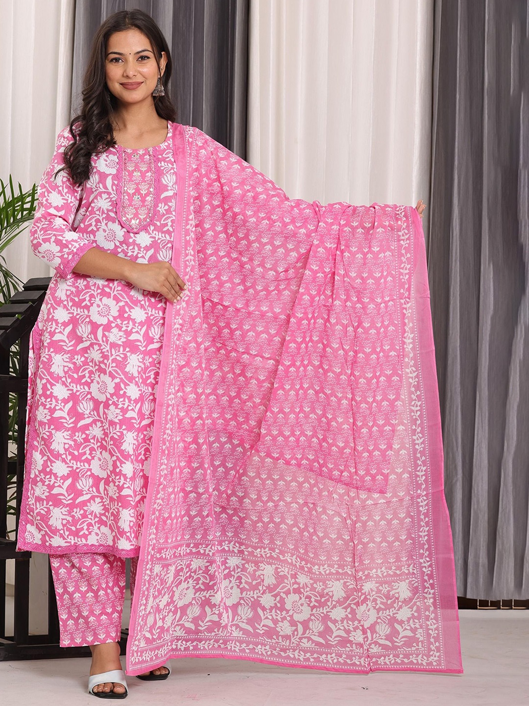 

PARTHVI Floral Printed Straight Kurta With Trousers & Dupatta, Pink