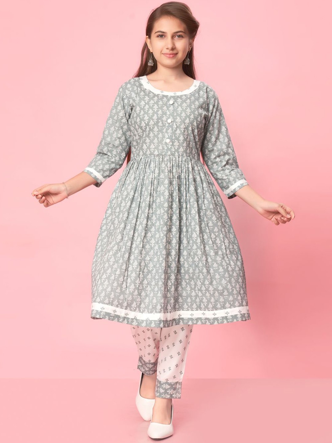 

Sangria Girls Floral Printed Regular Pure Cotton Anarkali Kurta & Trousers, Grey
