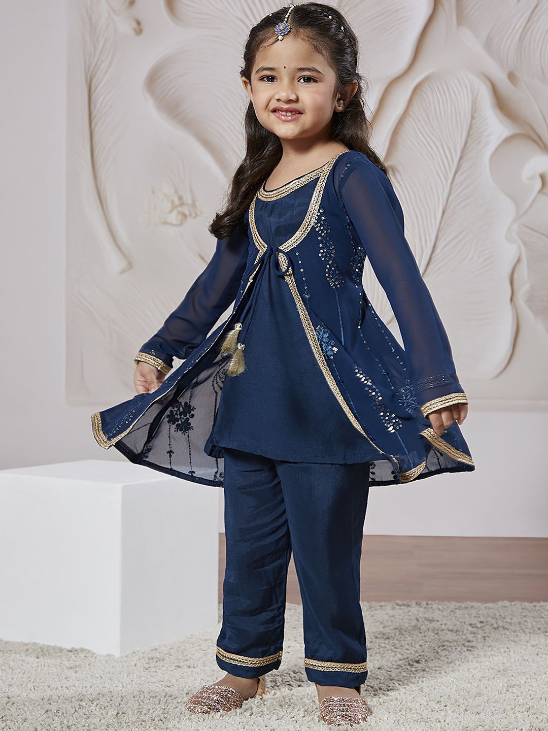 

VASTRAMAY Girls Round Neck Regular Sequinned Georgette Kurta & Trouser & Jacket, Turquoise blue