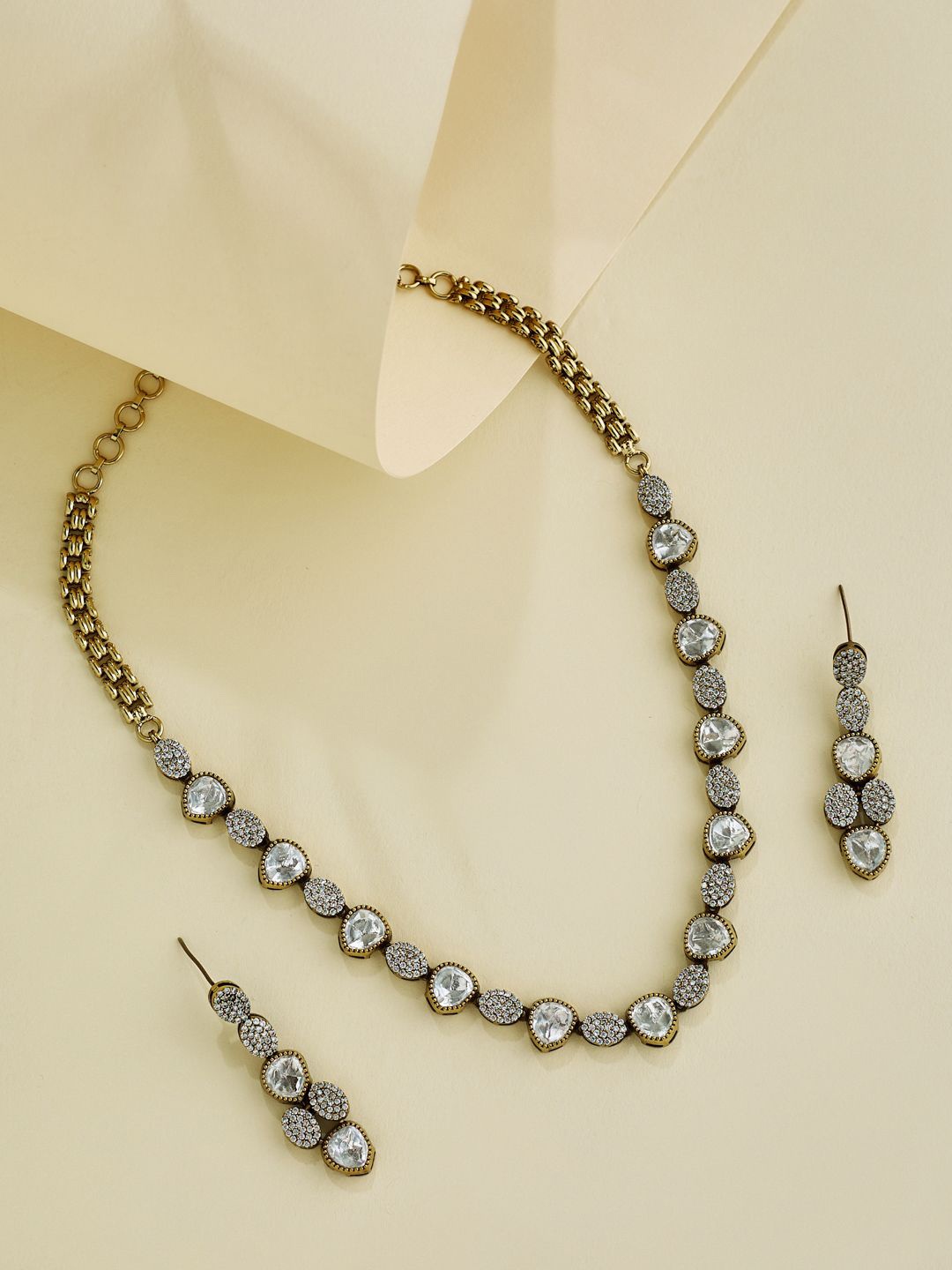 

Yinara Gold-Plated Kundan-Studded Jewellery Set