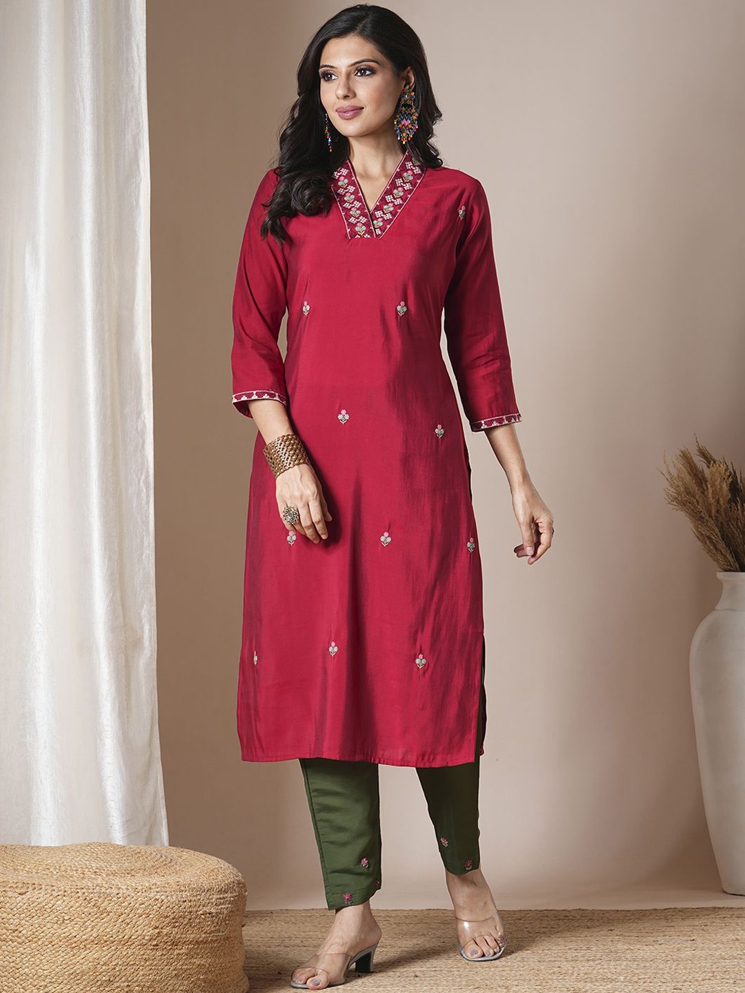 

FASHOR Ethnic Motifs Embroidered Sequinned Muslin Silk Straight Kurta, Red