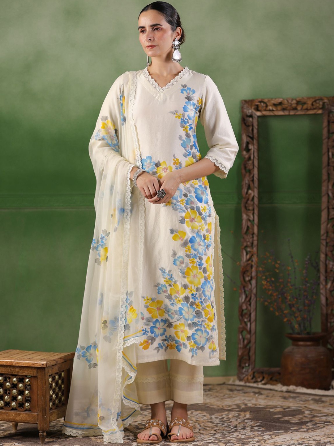 

Geroo Luxe Floral Printed Chanderi Cotton Straight Kurta With Trouser & Dupatta, White