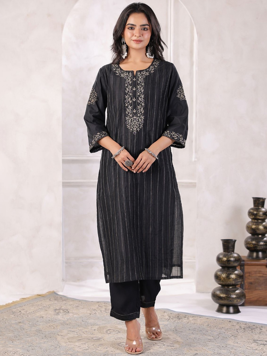 

Geroo Luxe Floral Embroidered Chanderi Cotton Straight Kurta With Trousers, Black