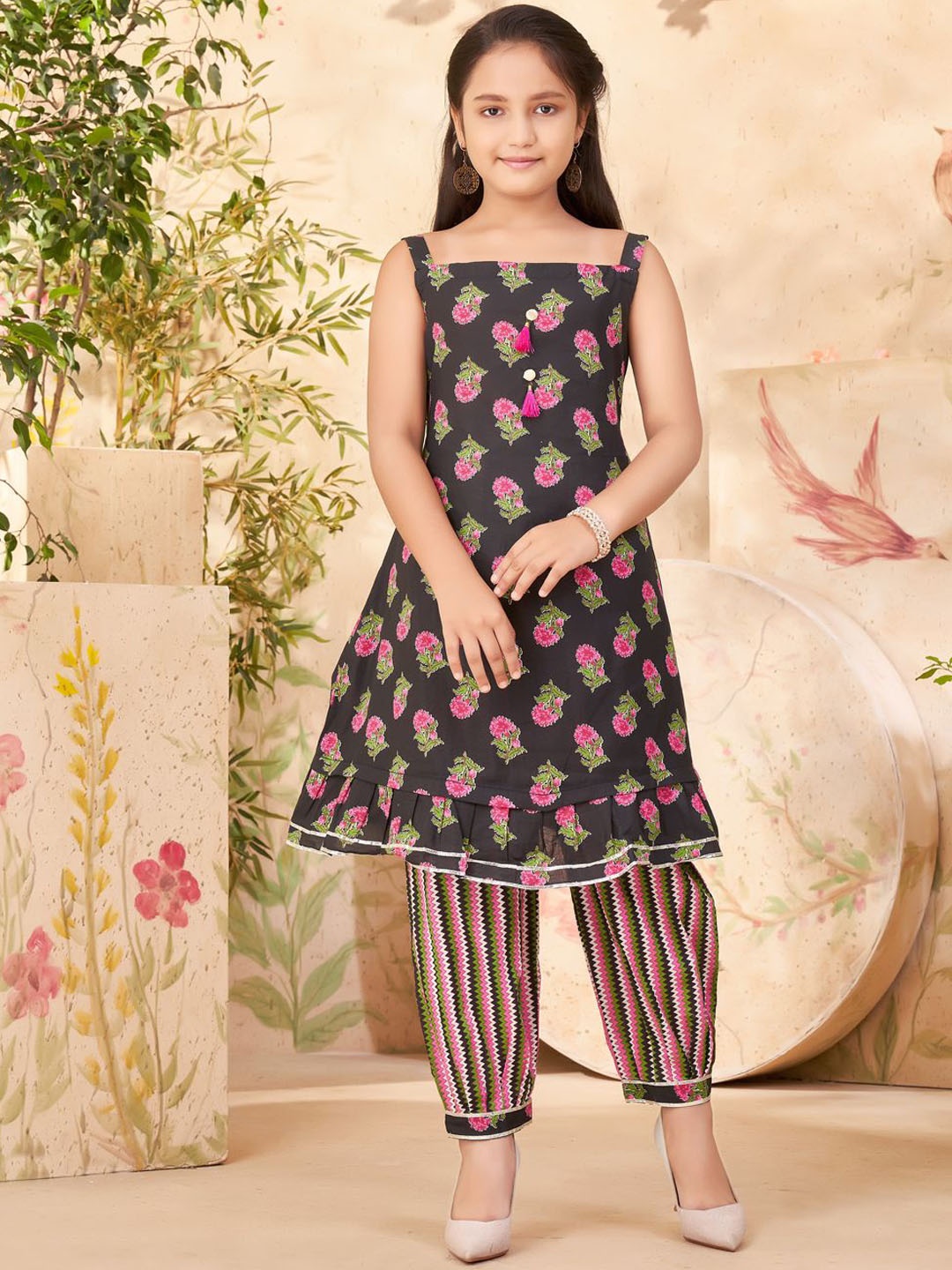 

Sangria Girls Black Floral Printed Sleeveless Regular Pure Cotton Kurta With Patiala