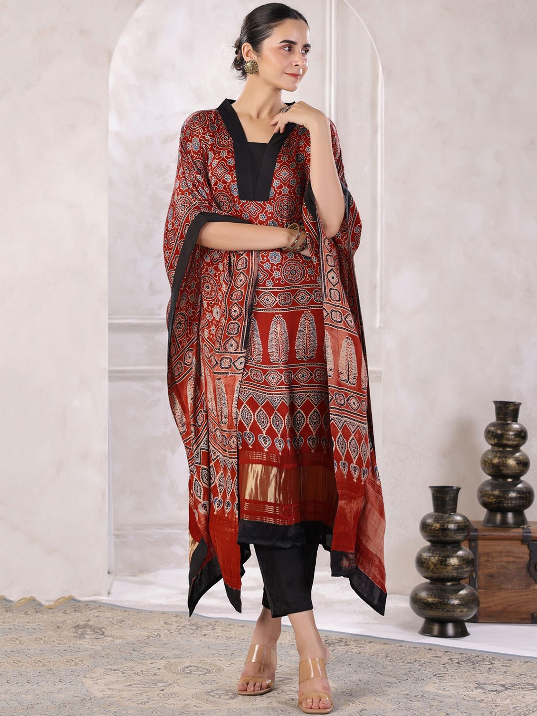 

Geroo Luxe Floral Printed Kaftan Kurta With Trouser, Red