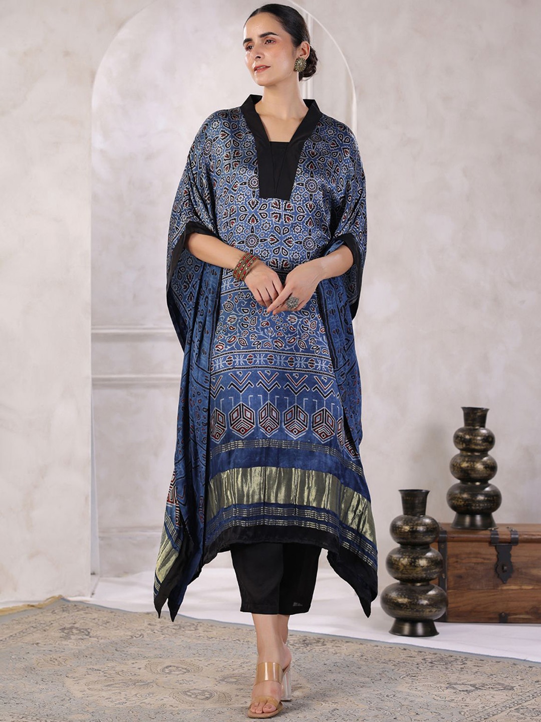 

Geroo Luxe Floral Printed Kaftan Kurta With Trousers, Blue