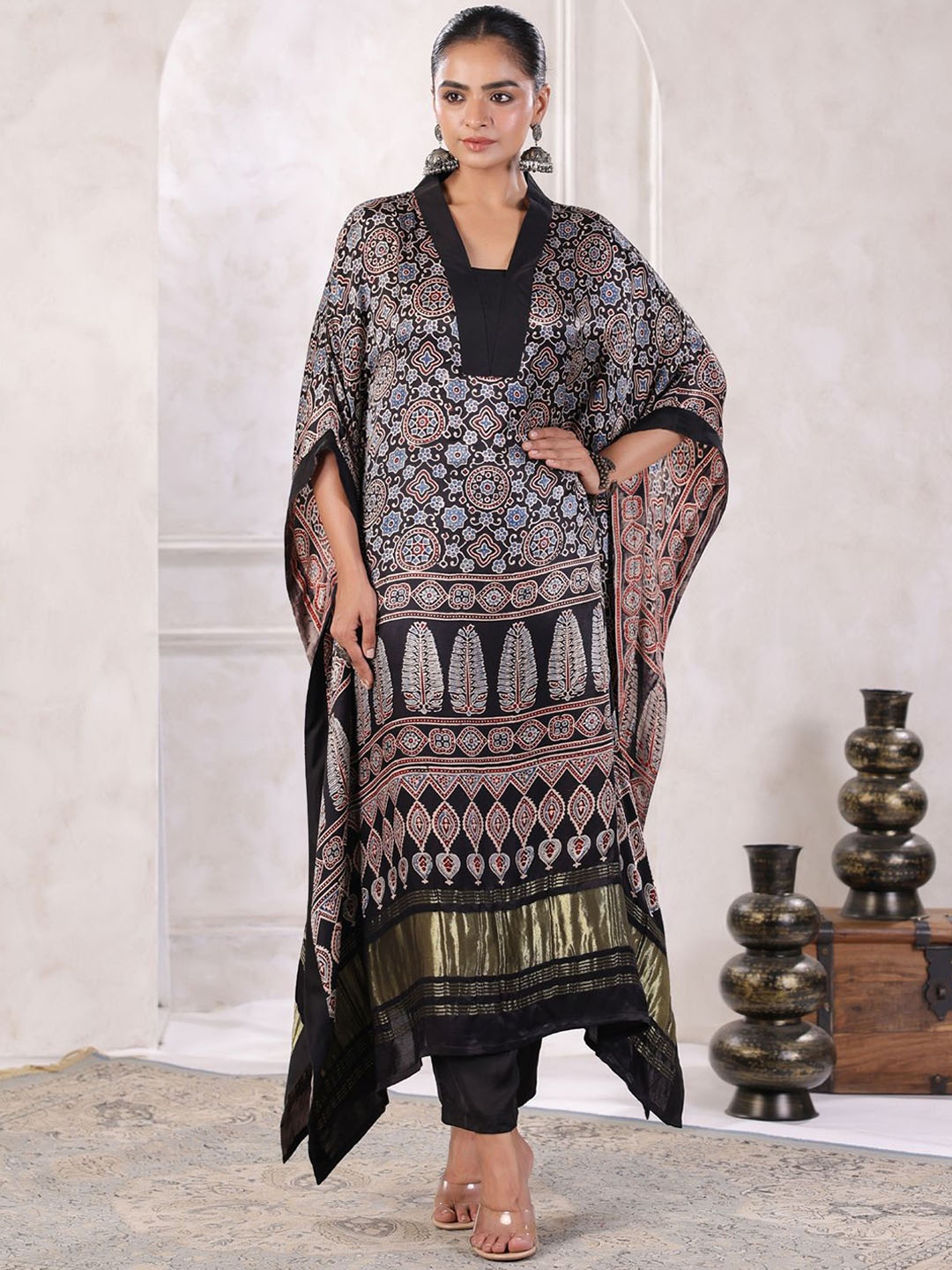 

Geroo Luxe Floral Printed Regular Kaftan Kurta with Trousers, Black