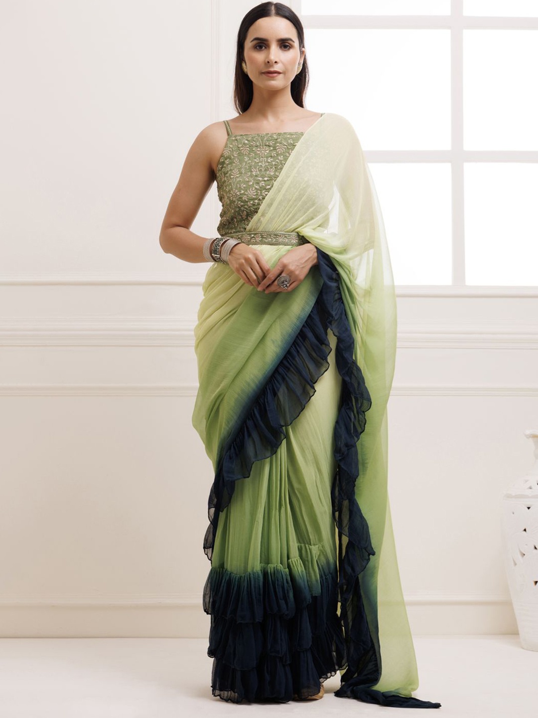 

Geroo Luxe Tie and Dye Dyed Saree With Stiched Blouse, Navy blue