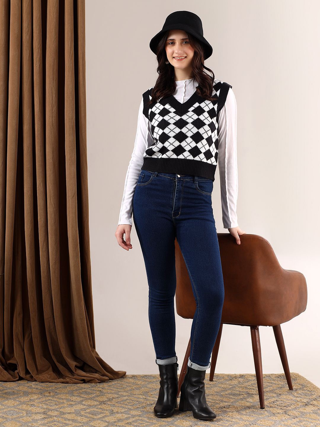 

Stylecast X Kotty Women V-Neck Crop Sweater Vest, Black