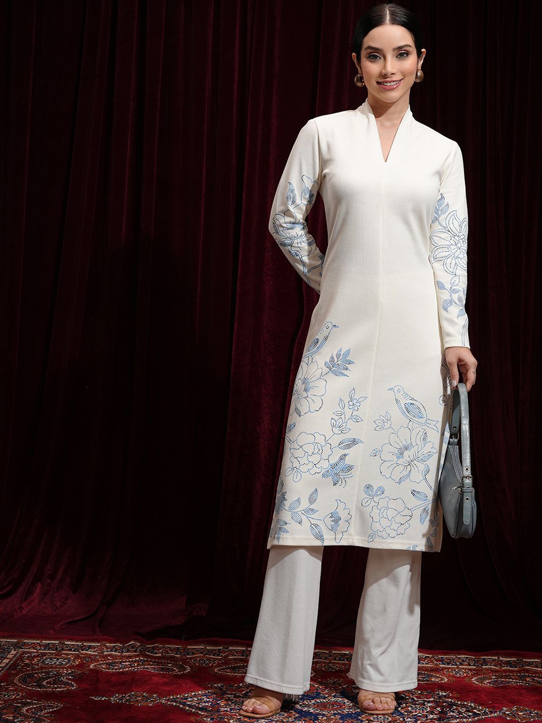 

Vishudh Off White Floral Printed V-Neck Long Sleeves Regular Straight Kurta