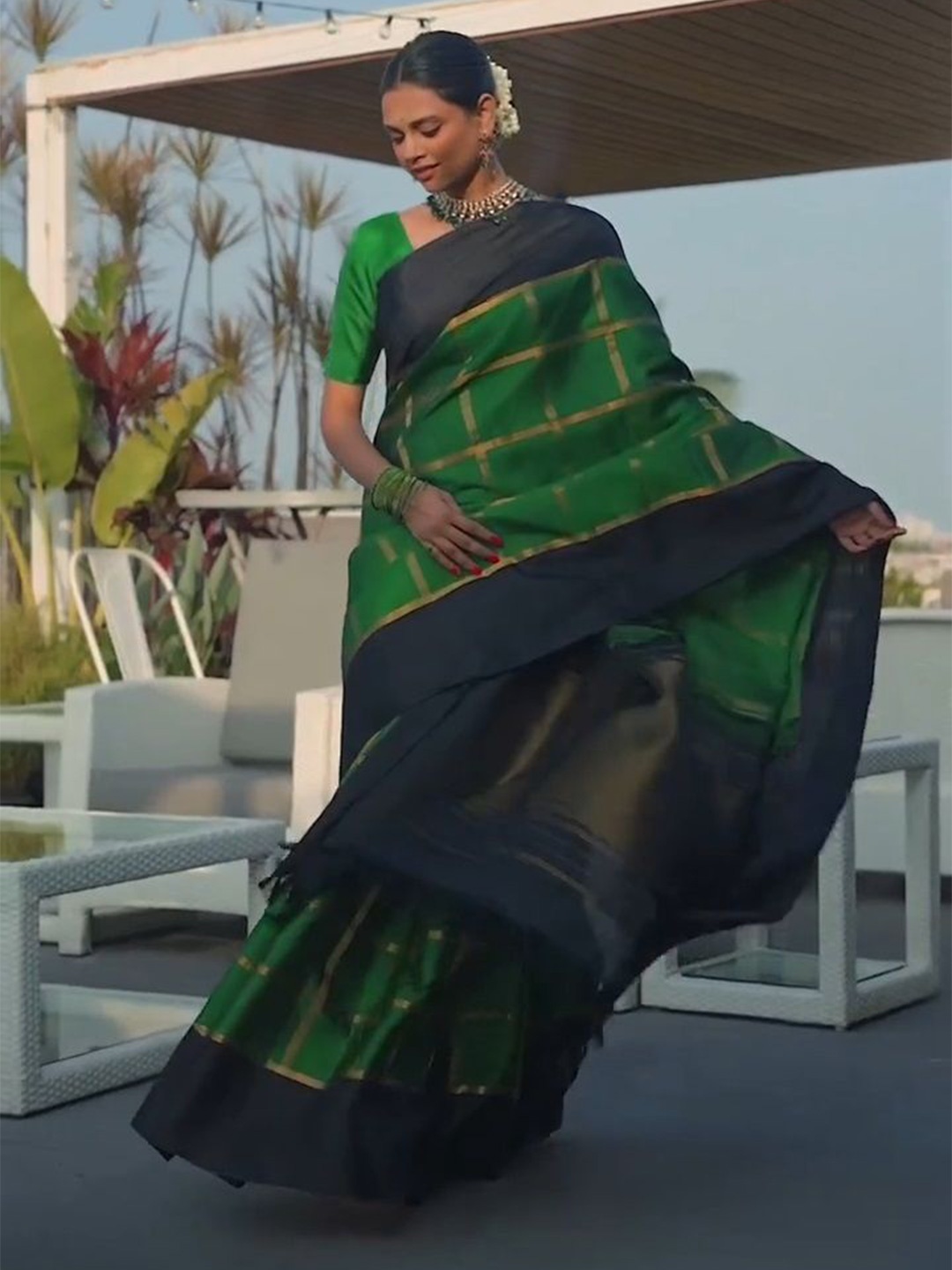 

Caracola Checked Zari Saree With Blouse Piece, Green