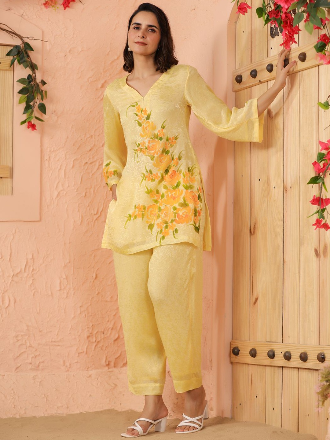 

Geroo Luxe Floral Printed V-Neck Tunic With Trousers, Yellow