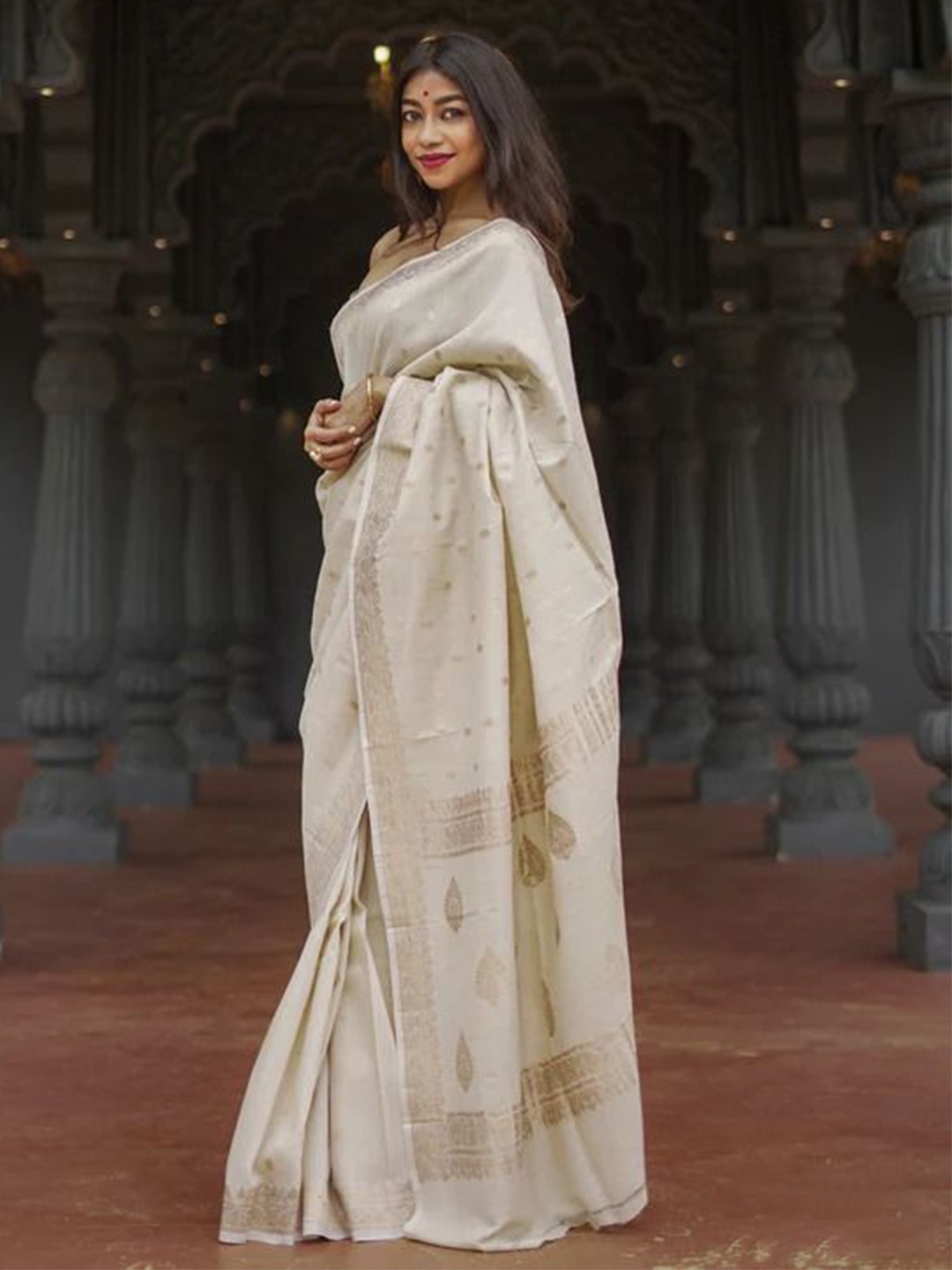 

ZIKARAA Woven Design Zari Pure Silk Saree, Cream