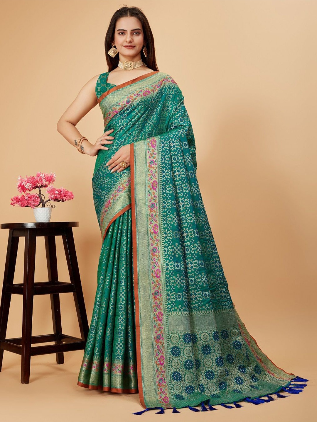 

LEOSAGI Woven Design Zari Pure Silk Patola Saree, Green