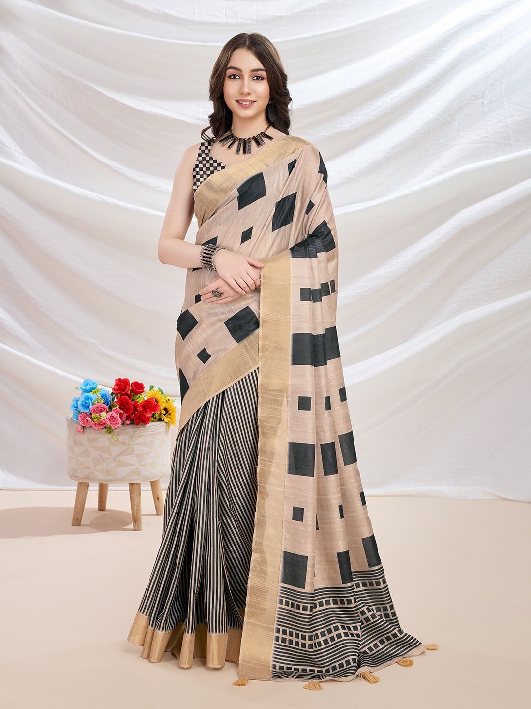

Mitera Silk Blend Designer Banarasi Saree, Beige