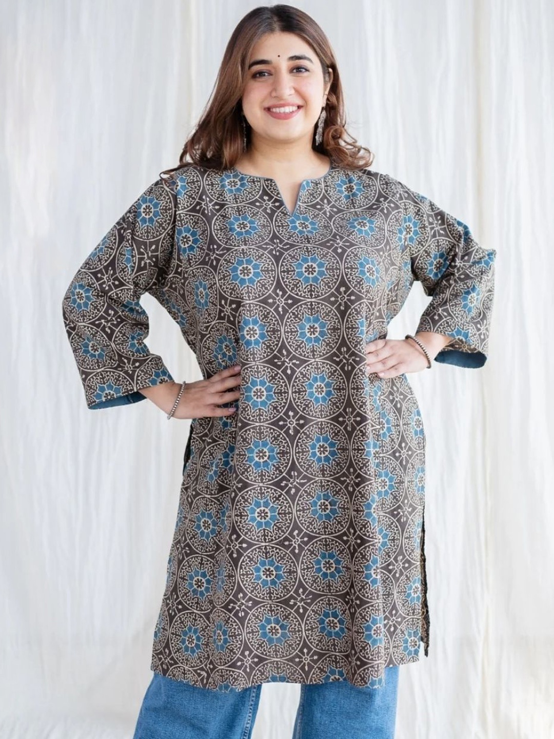 

THE INDIAN ETHNIC CO Women Printed Ajrakh Cotton Kurta, Charcoal