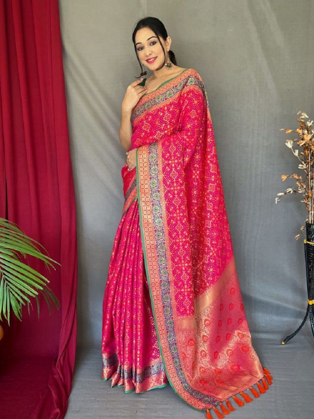 

LEOSAGI Woven Design Zari Pure Silk Patola Saree, Pink