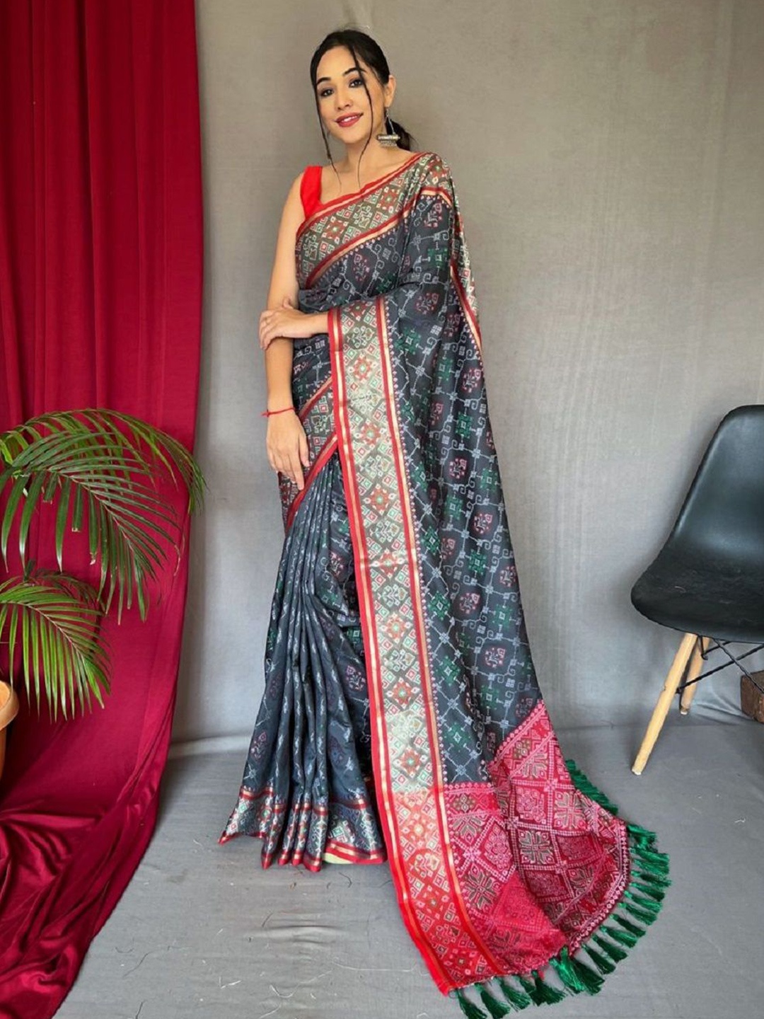 

SHOBHA SAREES Bandhani Zari Pure Silk Patola Saree, Grey