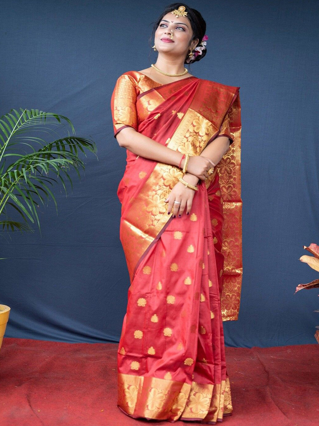 

LEOSAGI Woven Design Silk Blend Banarasi Saree, Red