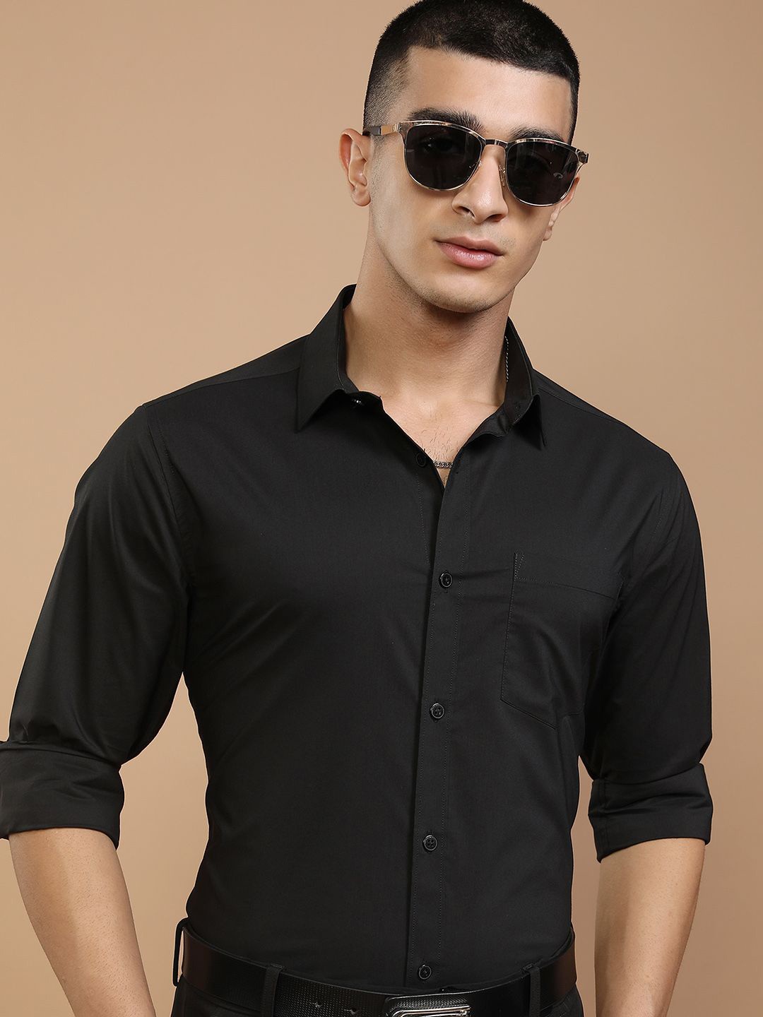 

HIGHLANDER Men Solid Slim Fit Casual Shirt, Black