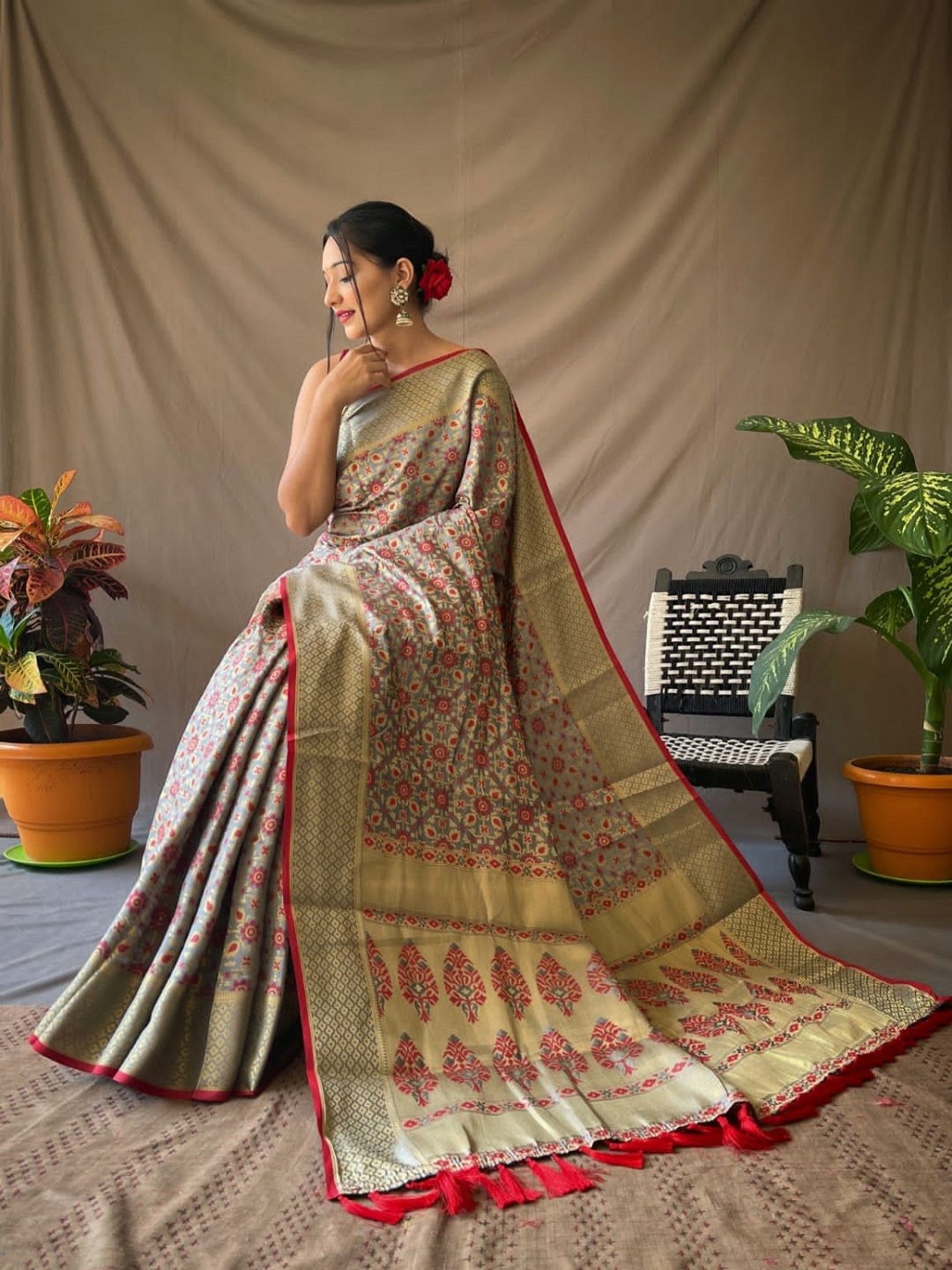 

LEOSAGI Woven Design Zari Pure Silk Patola Saree, Grey