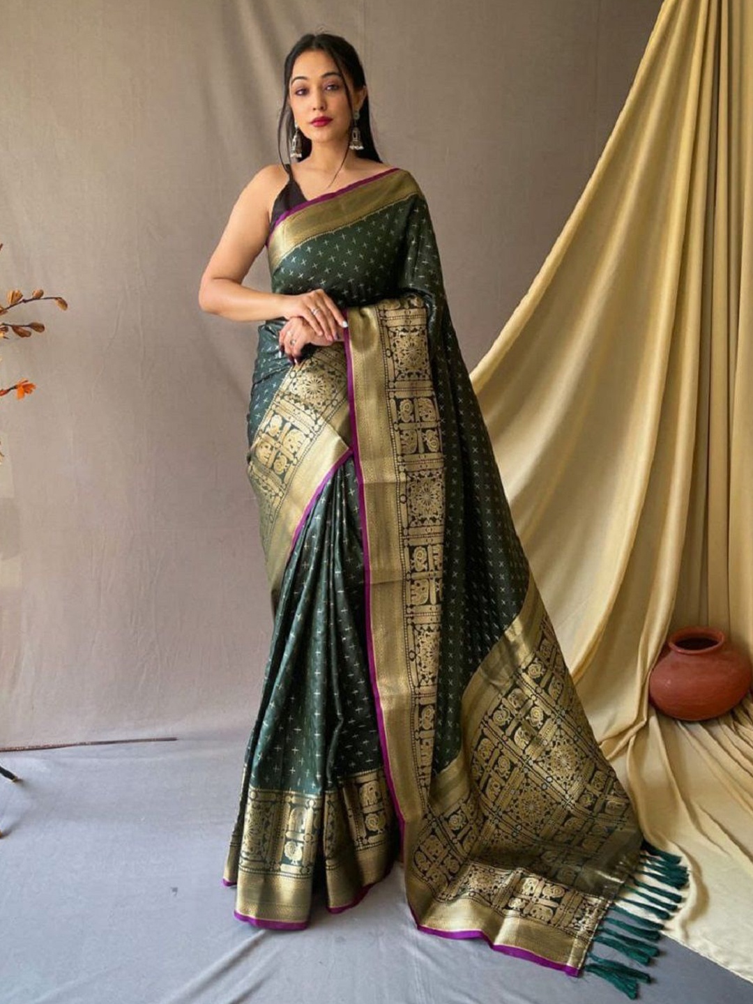 

SHOBHA SAREES Ethnic Motifs Zari Pure Silk Kanjeevaram Saree, Green