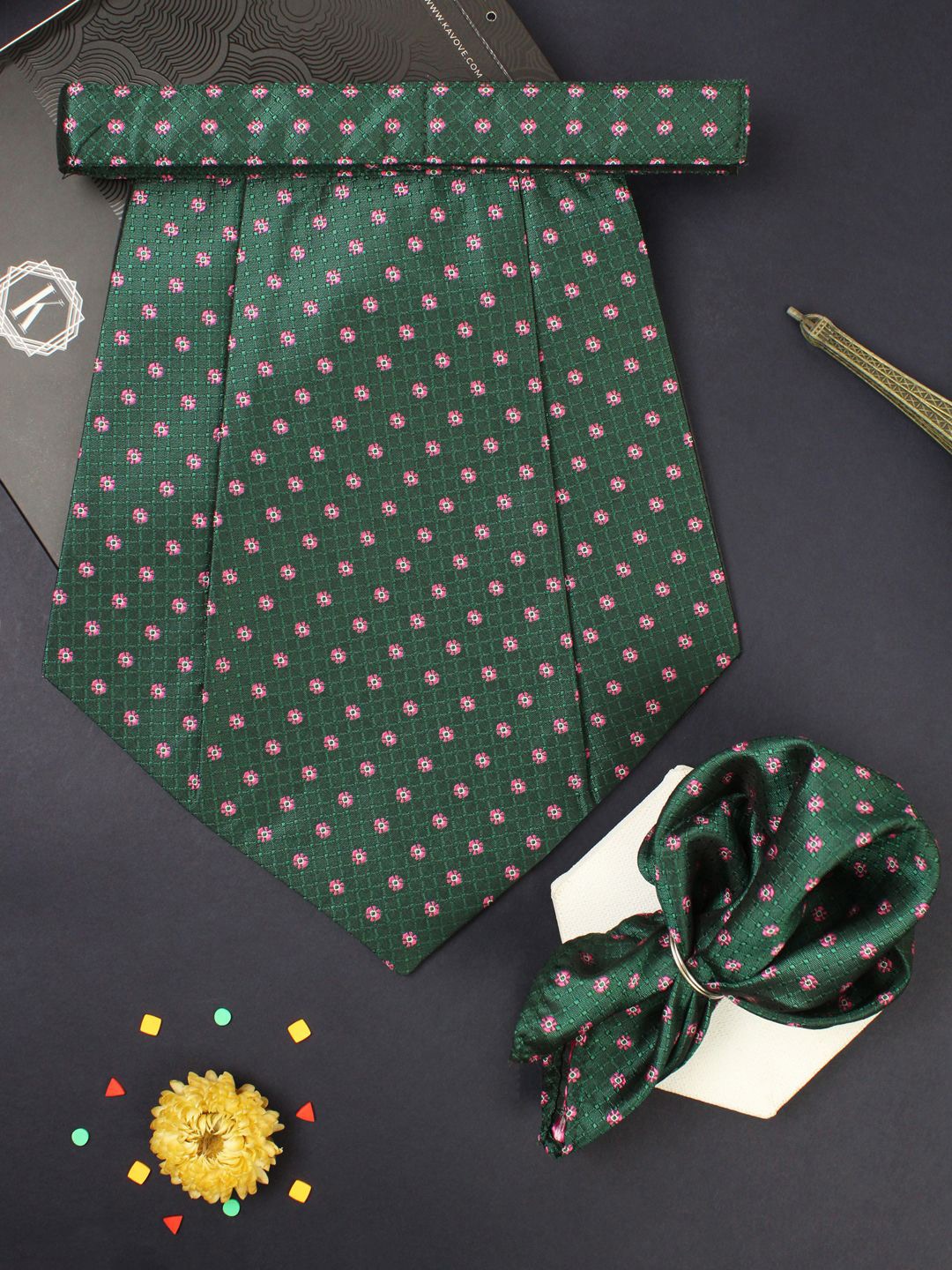 

Kavove Men Cravat & Pocket Square set, Green