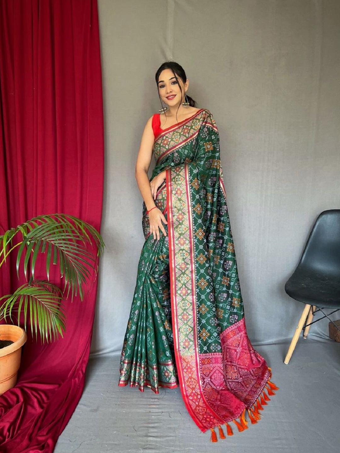 

LEOSAGI Woven Design Zari Pure Silk Patola Saree, Green