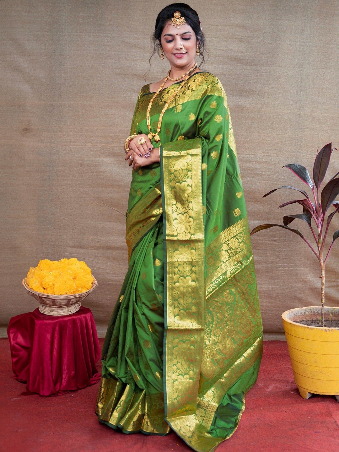 

LEOSAGI Woven Design Silk Blend Banarasi Saree, Green