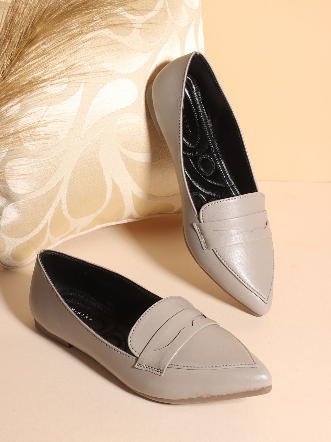 

Chemistry Women PU Loafers, Grey