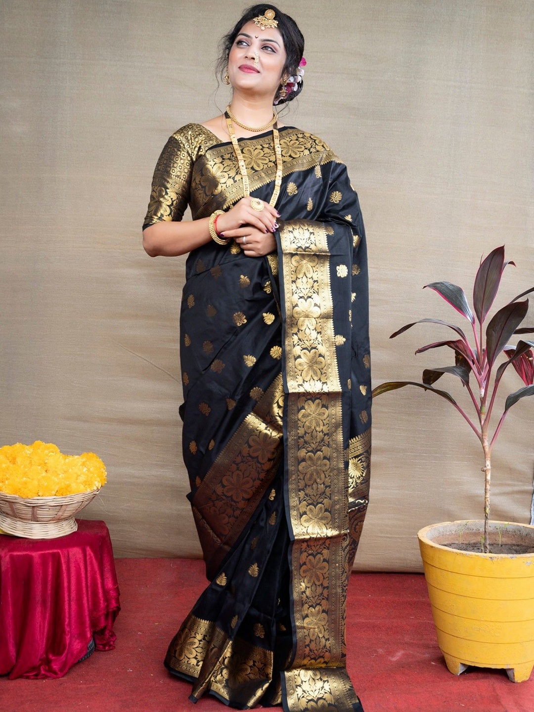 

LEOSAGI Woven Design Silk Blend Banarasi Saree, Black