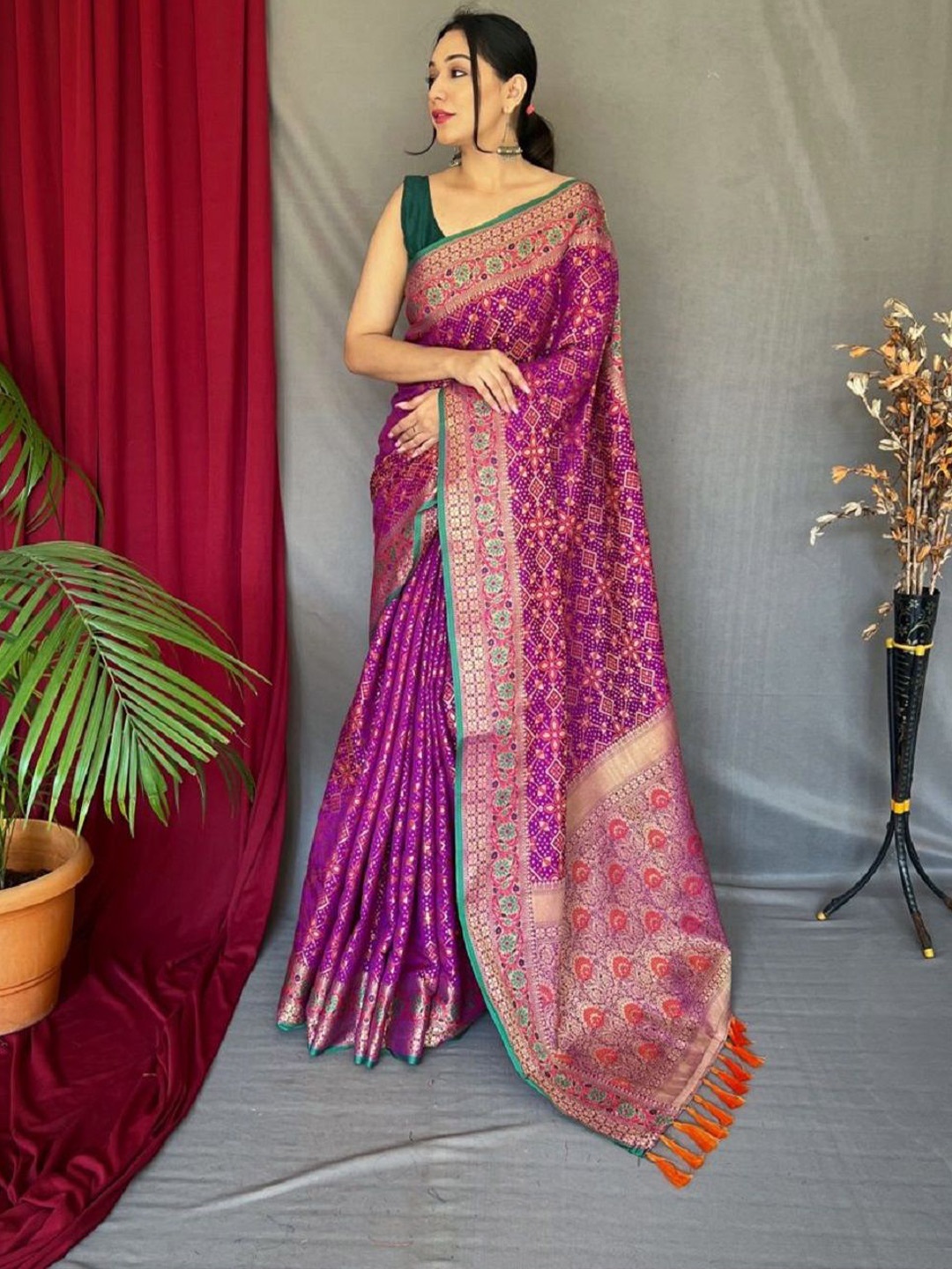 

LEOSAGI Woven Design Zari Pure Silk Patola Saree, Purple