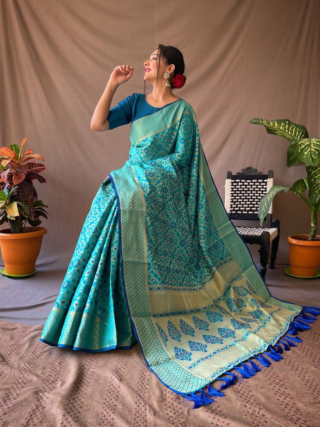 

LEOSAGI Woven Design Zari Pure Silk Patola Saree, Turquoise blue