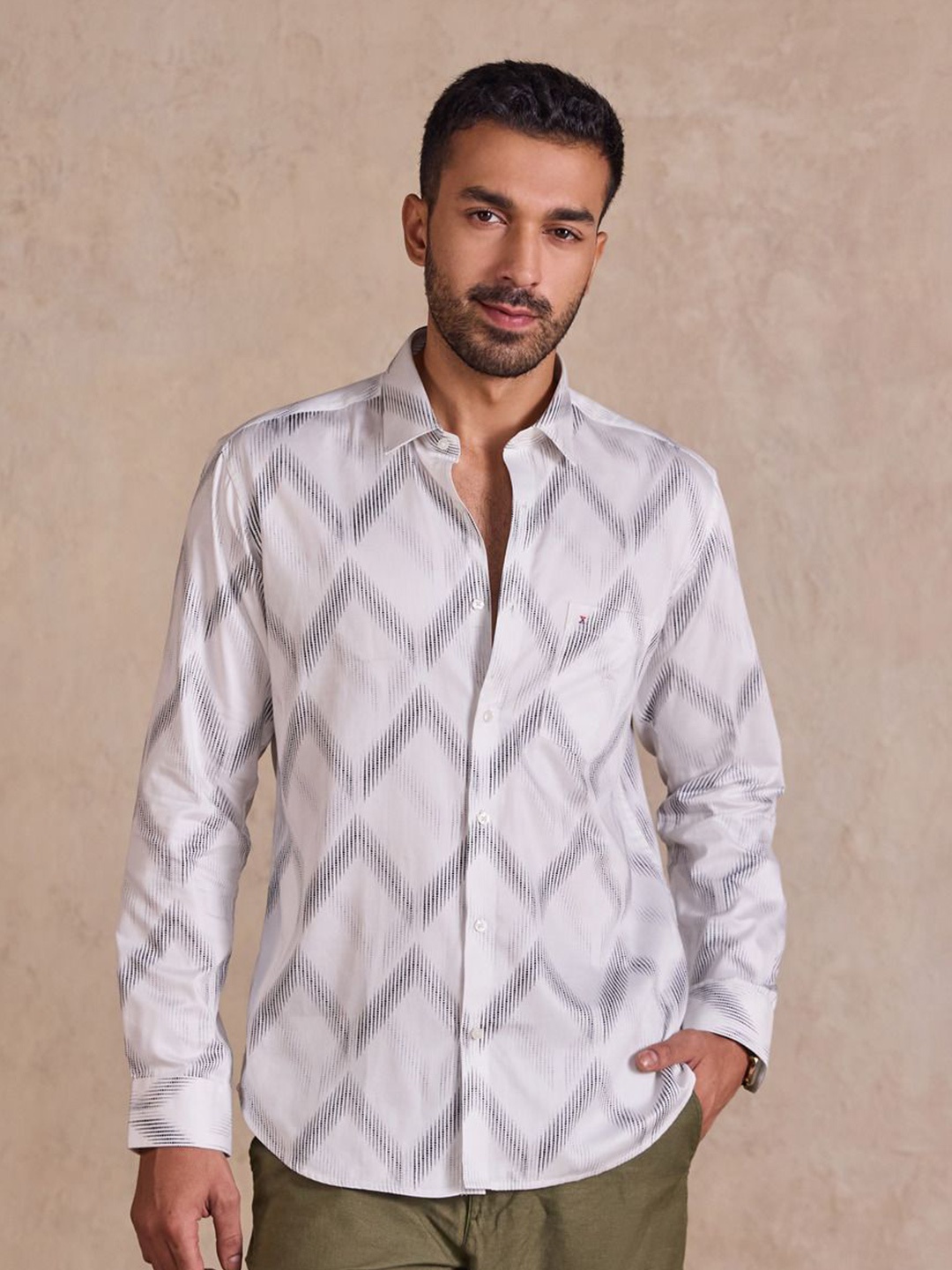 

Sero Men Smart Spread Collar Chevron Striped Cotton Casual Shirt, White