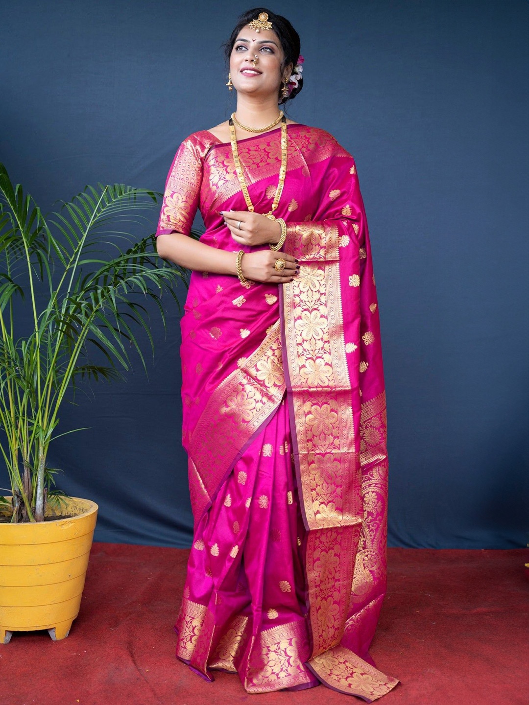 

LEOSAGI Woven Design Silk Blend Banarasi Saree, Pink