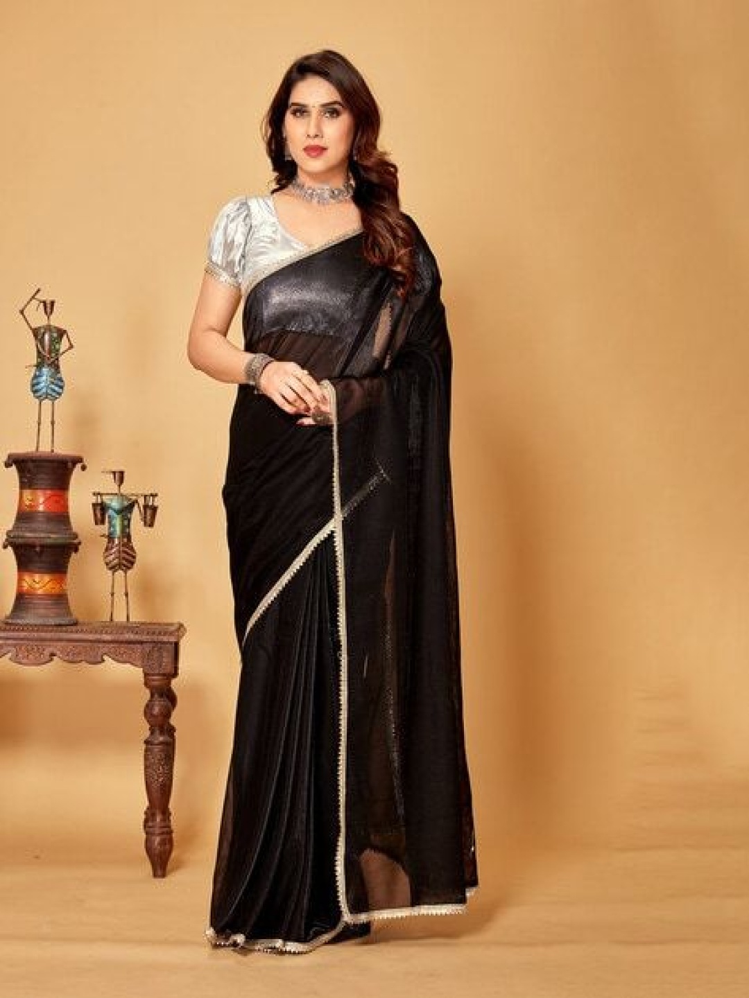 

VRAGI Embellished Sequinned Maheshwari Saree, Black