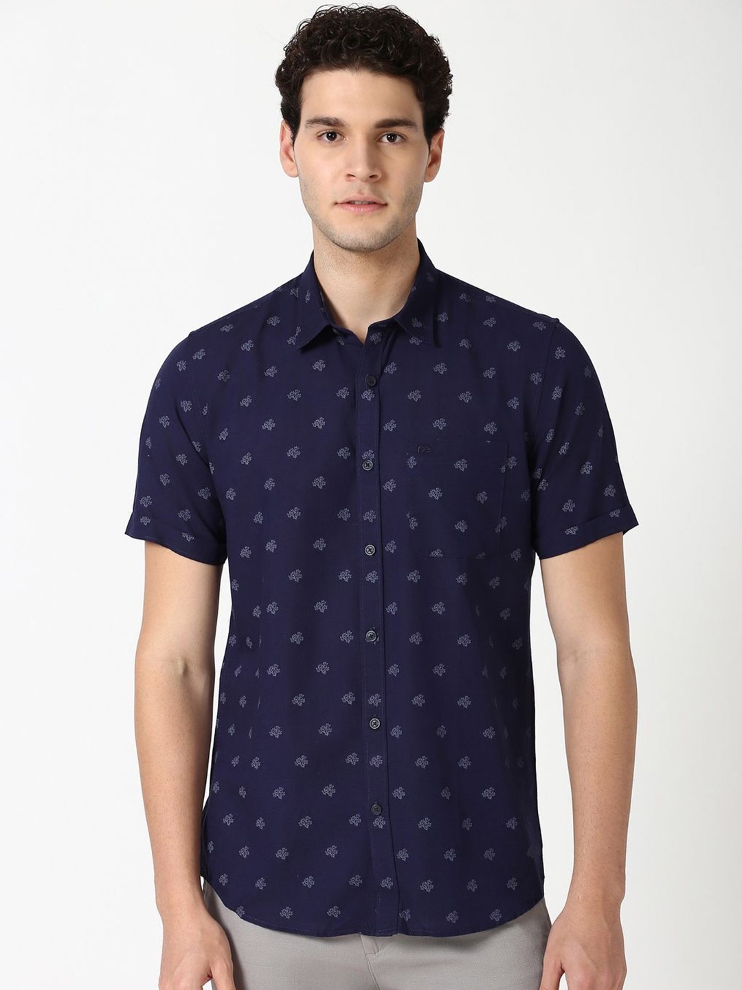 

Peter England Casuals Men Spread Collar Floral Printed Cotton Slim Fit Casual Shirt, Navy blue