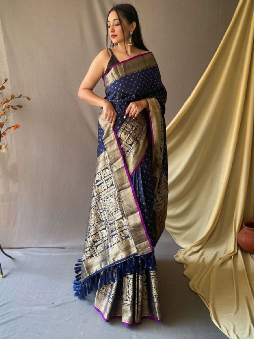 

LEOSAGI Floral Zari Pure Silk Kanjeevaram Saree, Navy blue