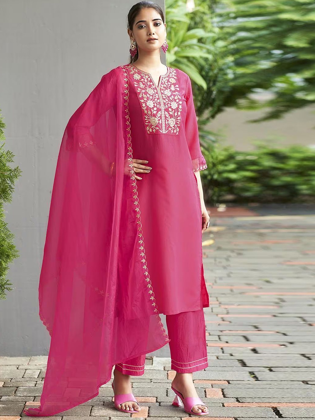 

TITANIUM SILK INDUSTRIES PVT. LTD. Floral Embroidered Regular Kurta & Trouser With Dupatta, Pink