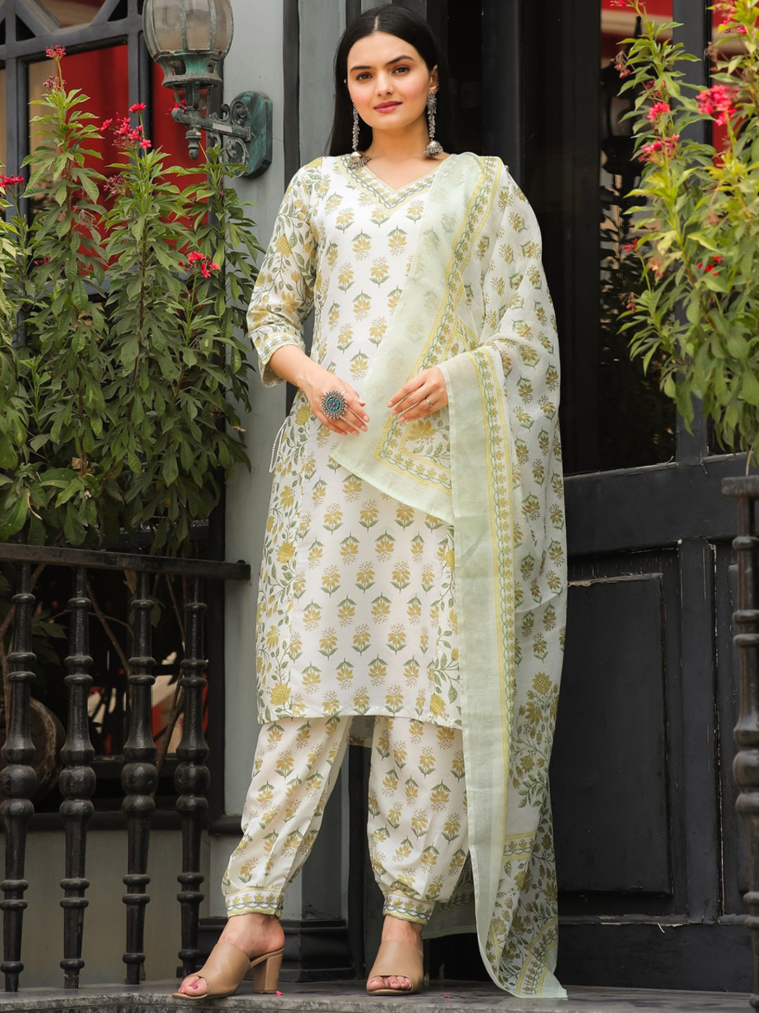 

LeeliPeeri Designer Floral Printed Regular Straight Kurta With Trouser With Dupatta, Yellow