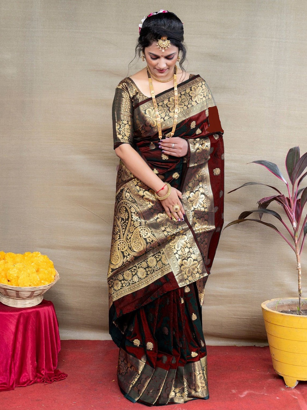 

LEOSAGI Woven Design Zari Silk Blend Banarasi Saree, Maroon