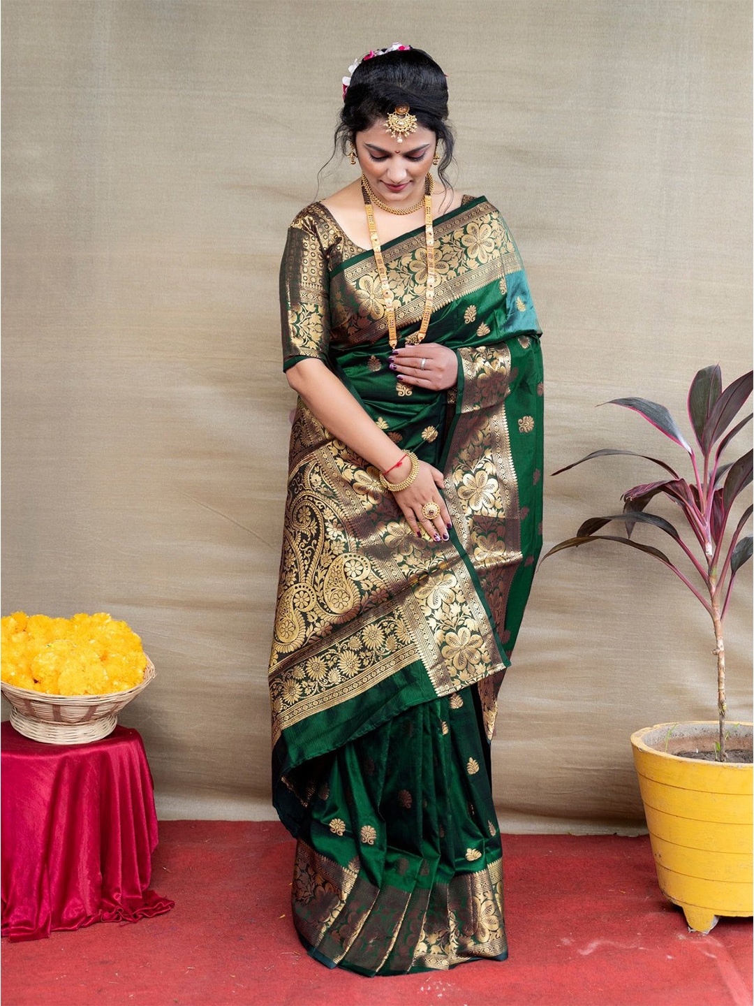 

LEOSAGI Woven Design Silk Blend Banarasi Saree, Green