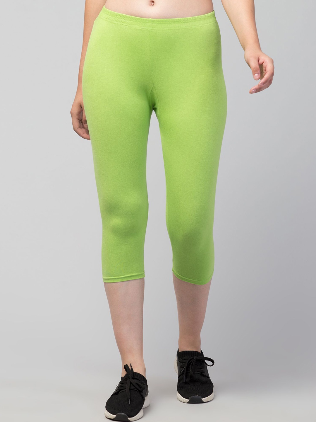 

HIRRUX Women Skinny Fit Capris, Green