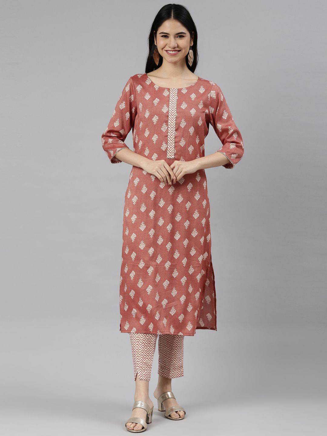 

Samhitas Floral Printed Gotta Patti Kurta with Trouser, Maroon