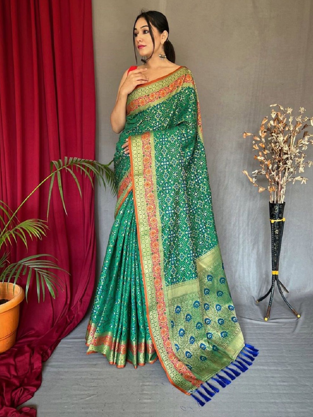 

LEOSAGI Woven Design Zari Pure Silk Patola Saree, Green