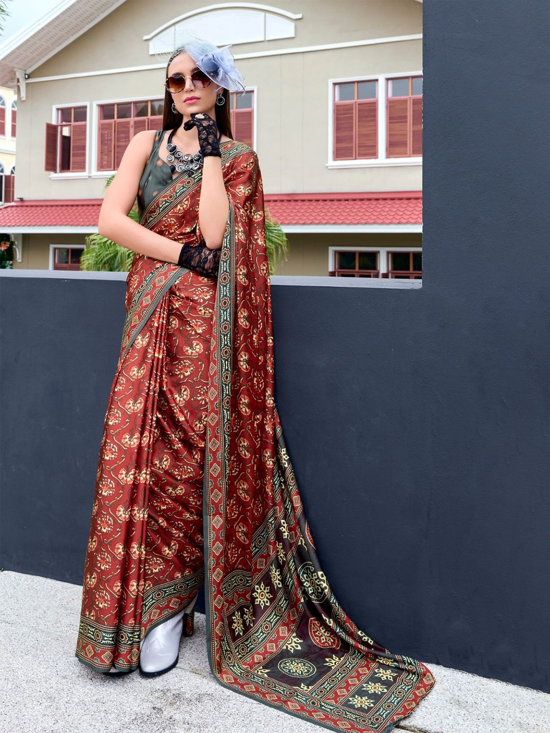 

DEVATITHI Floral Saree, Brown