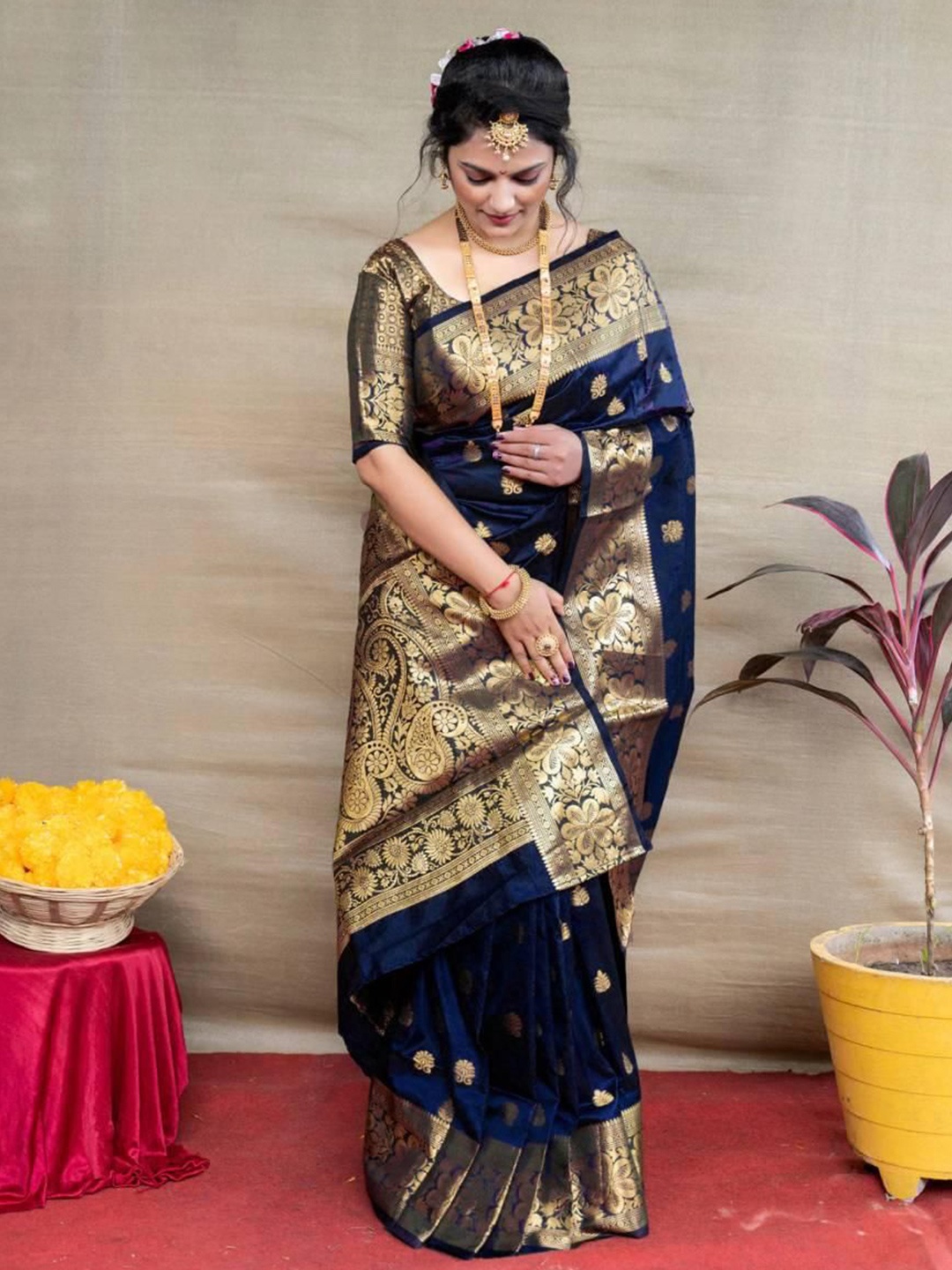 

LEOSAGI Woven Design Silk Blend Banarasi Saree, Navy blue