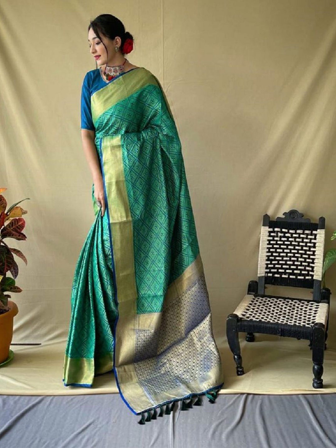 

SHOBHA SAREES Woven Design Zari Pure Silk Bandhani Saree, Green