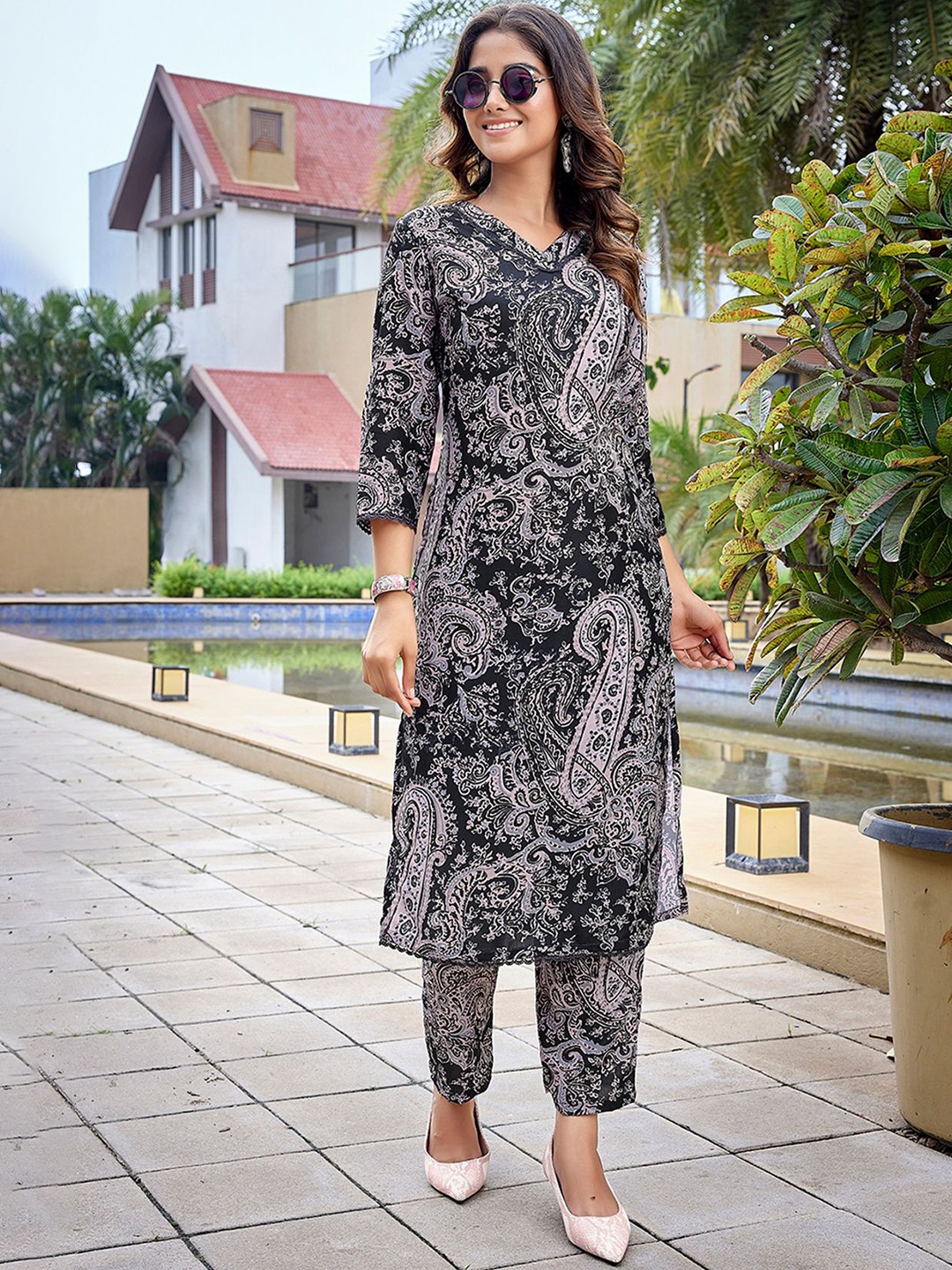 

Royal Export V-Neck Paisley Printed Straight Kurta with Trousers, Black
